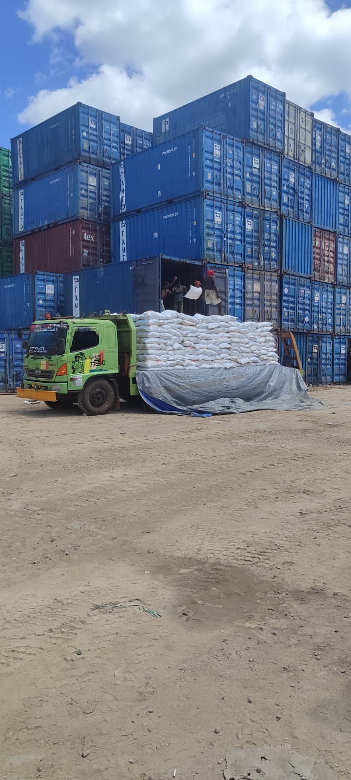 Truk BML membawa muatan
