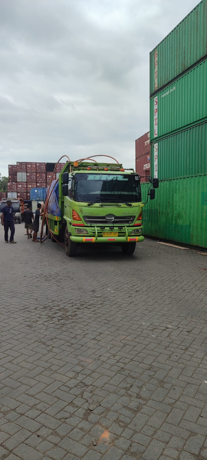 Mobil dilashing di dalam kontainer
