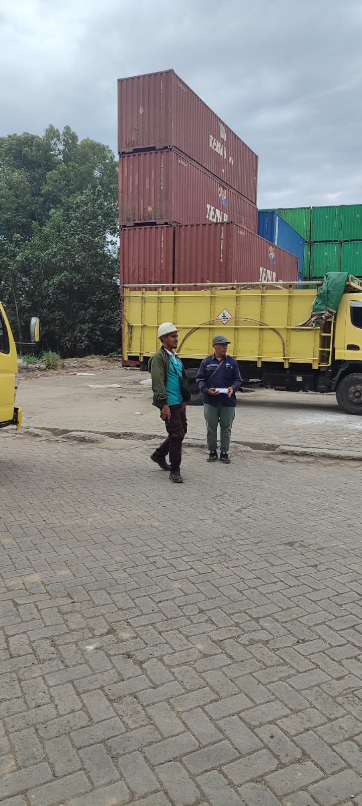 Koli bertumpuk di gudang muat