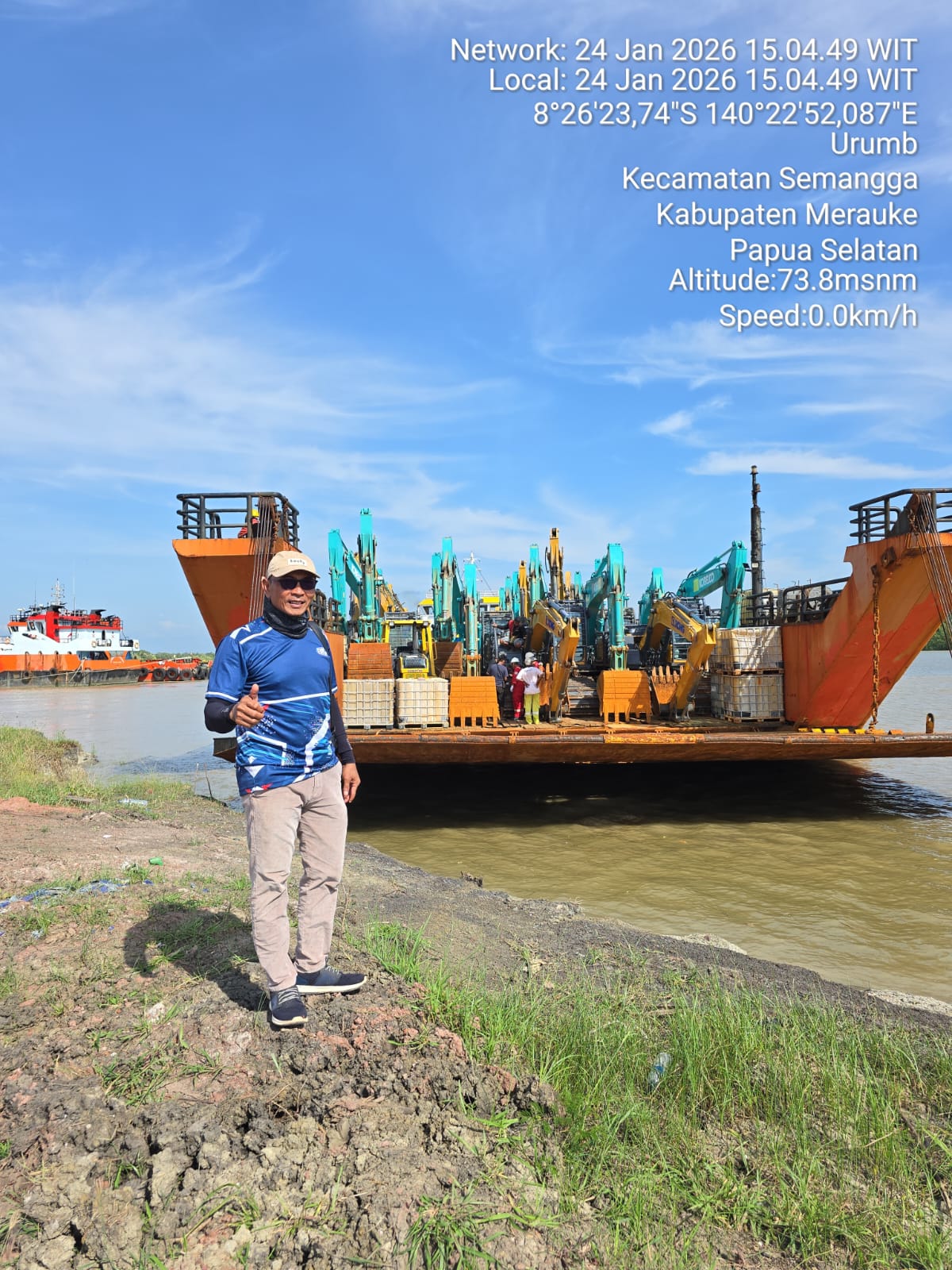 Tim bongkar muat di dermaga